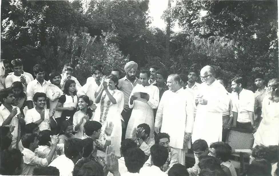 Students celebrating the 1983 DUSU election result with Vijay Goel, Madan Lal Khurana and L.K. Advani, Mira Aggarwal clapping at the centre