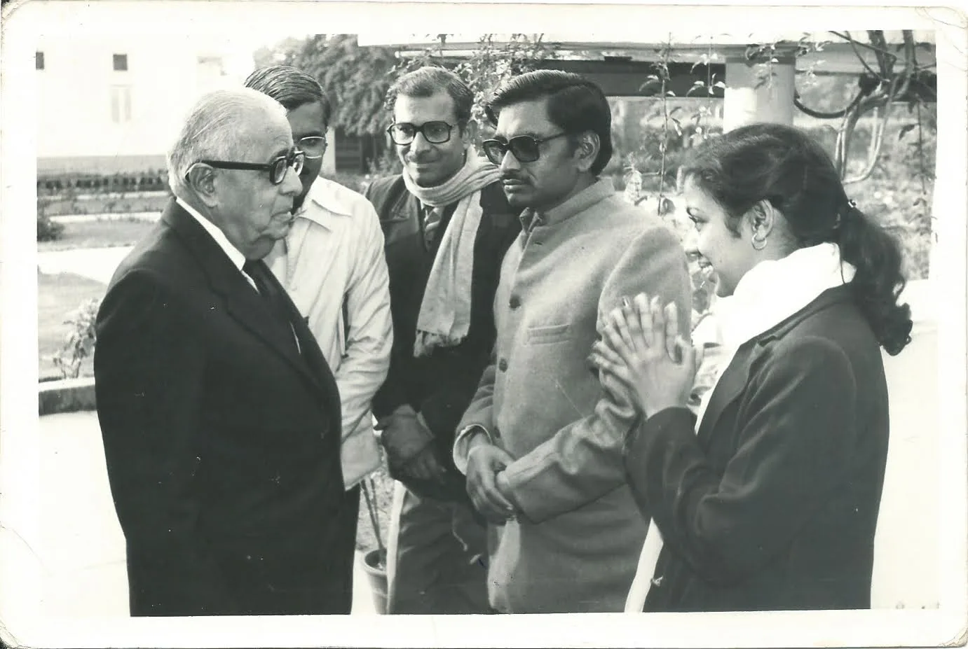 A young Mira Aggarwal greeting Vice President Justice M. Hidayatullah with folded hands, accompanied by Prof. O.P. Kohli and Shri Laxmi Narayan Bhalla